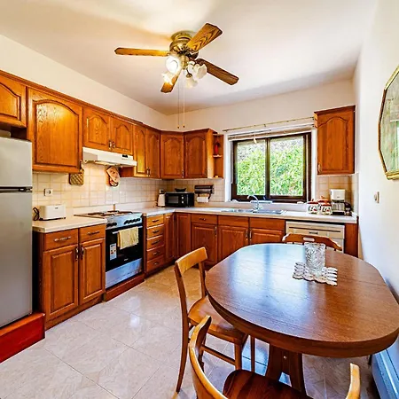Apartment Awesome In Zrnovo, *